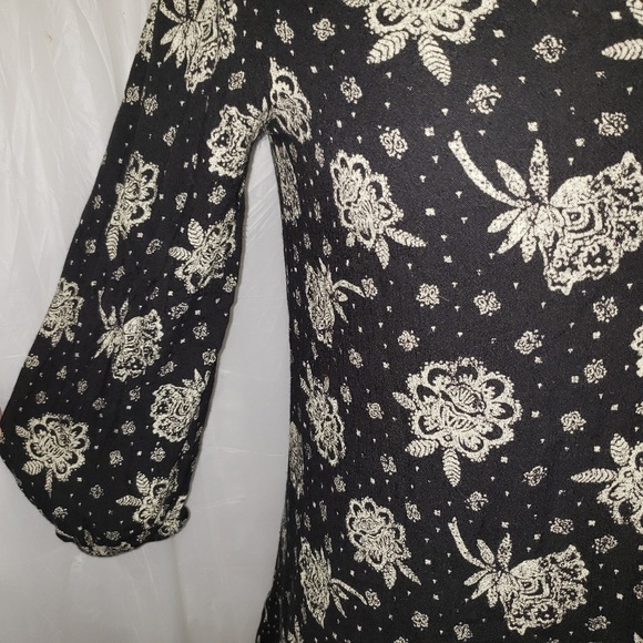Bongo Large V-neck tunic black floral - Picture 4 of 8